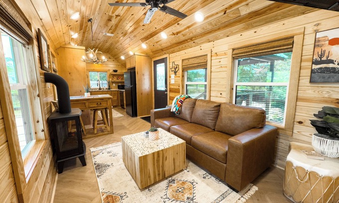 Somerville Cabina | Apache Log Cabin - Walk to Lake, Pet Friendly