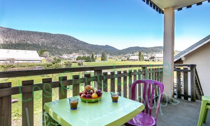 Autrans-Meaudre-en-Vercors Apartamento | Apartamento 'Les Ptits Loups, Autrans En Vercors' con vistas a la montaña, terraza privada y jardín