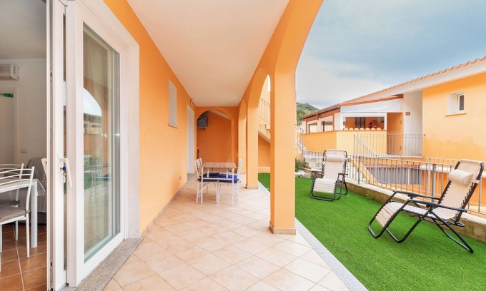 Trinita d'Agultu Apartamento | Apartamento 'Green Garden F1' con jardín y Wi-Fi con vistas al mar