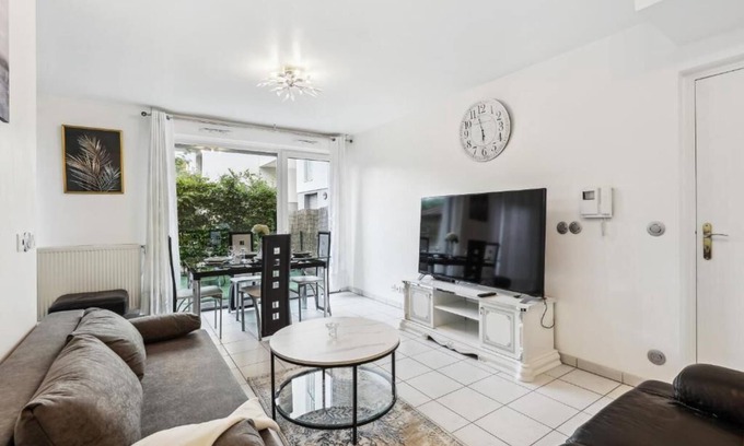 Bourgogne Apartamento | Apart-Chic-Les-Ulis with terrace and parking.