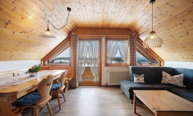 Furtwangen Apartamento | Apartamento 'Feldbergblick' con vistas a la montaña, jardín compartido y Wi-Fi