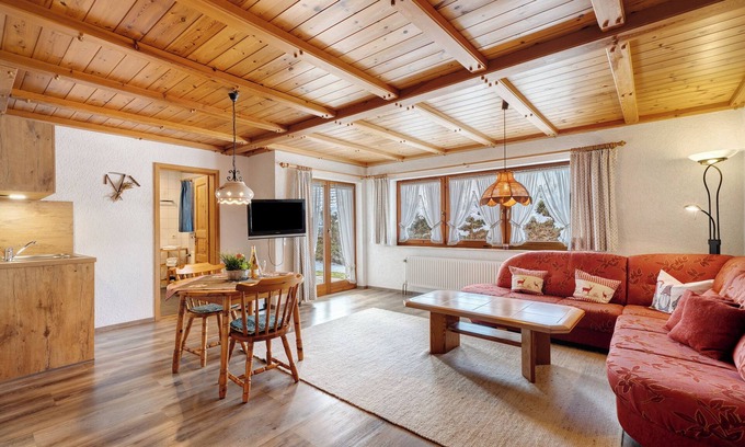 Furtwangen Apartamento | Apartamento 'Kandelblick Mit 60qm' con vistas a la montaña, terraza privada y Wi-Fi