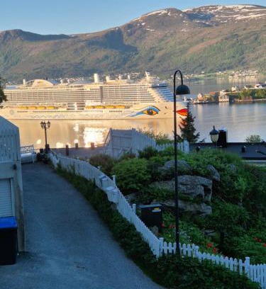 Alesund Apartamento | APARTAMENT - Duże mieszkanie w centrum Ålesund