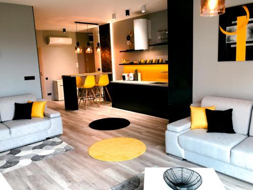 Wilkasy Apartamento | APARTAMENT ELEGANCE YELLOW w Nautica Resort