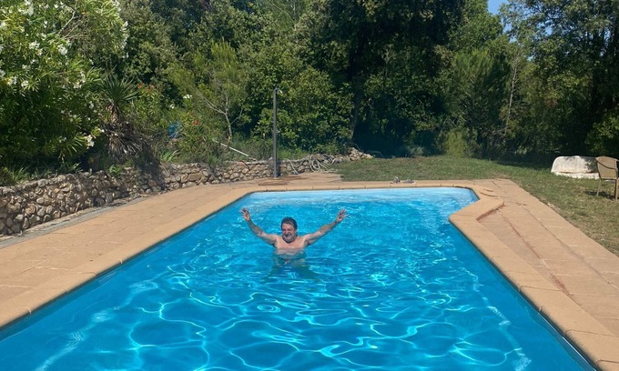 Tortella Casa | Apartamento para 8 personas en casa rural. La Garrotxa.Piscina compartida.