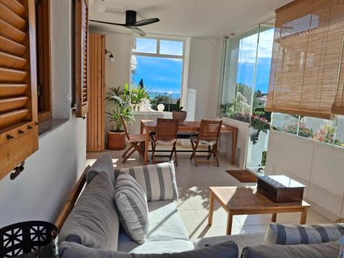 Alcossebre Apartamento | Apartamento Calablanca con amplia terraza y vistas al mar y a la montaña