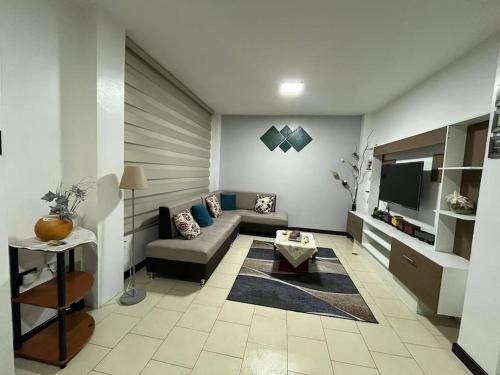 Loja Apartamento | Apartamento Colinas del Pucará