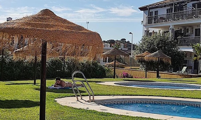 Costa Esuri Apartamento | Apartamento completo con piscina comunitaria y patio exterior