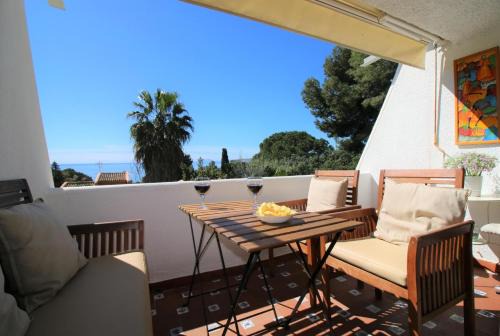 Urbanización Puerto de Estepona Apartamento | Apartamento con las mejores vistas al mar y jardines privados, perfecto para 4 personas