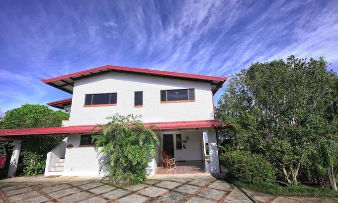 San Isidro Casa | Modern Cliff-Side Apartment Overlooking SanJose 20 min al aeropuerto! Alajuela