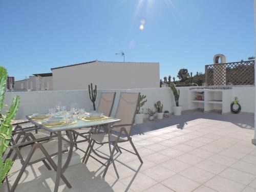 Castillo de Sabinillas Apartamento | Apartamento entero con solárium en Sabinillas, con piscina y al lado del Puerto de la Duquesa