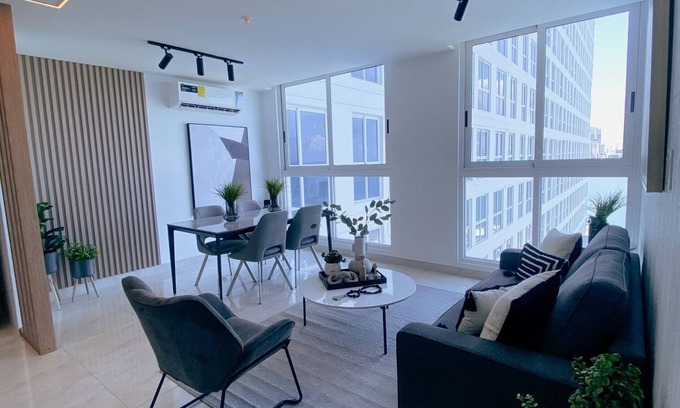 Calidonia Apartamento | Apartamento frente al mar en Ave. Balboa con piscina infinita