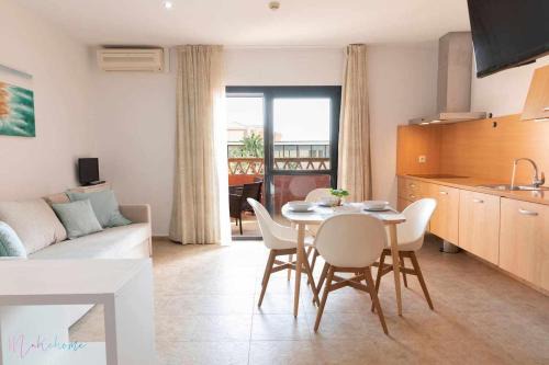 Punta Umbria Apartamento | Apartamento junto a la playa con piscina y parking