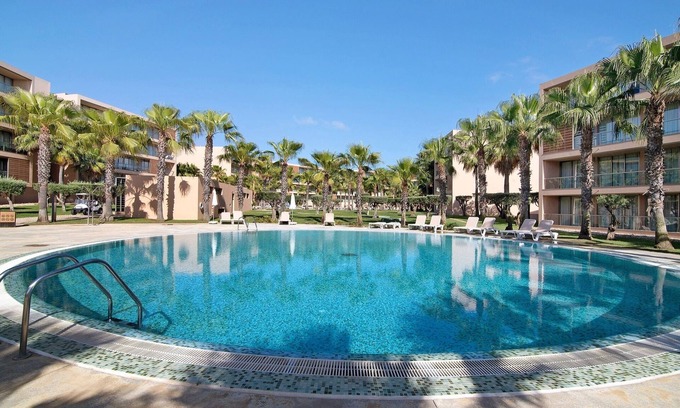 Salgados Apartamento | Apartamento Salgados Sol e Sal con piscina, Wi-Fi, A/C y jardín
