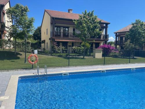 Prellezo Apartamento | Apartamento vacacional de 2 habitaciones con piscina