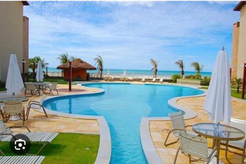 Porto das Dunas Apartamento | Apartamento Vista total do Mar uma cobertura a 400m do Beach Park no Porto das Dunas Aquiraz Condomínio Terramaris Piscina ampla Parque infantil Sauna Estacionamento privado
