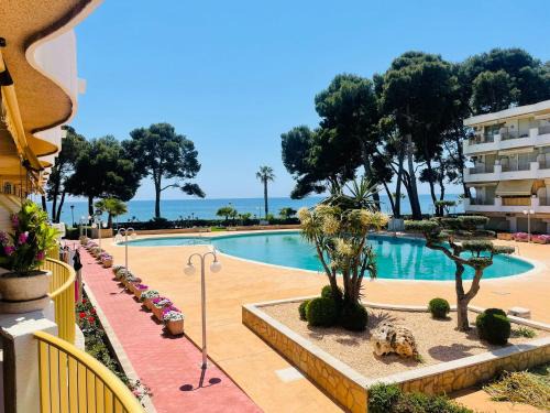 Vilafortuny Apartamento | Apartamento vistas al mar, con acceso directo a la playa, piscina y parking gratis!