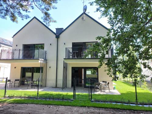 Ustka Apartamento | Apartamenty w sam las by KLIF Ustka - apartament na parterze z tarasem i parkingiem
