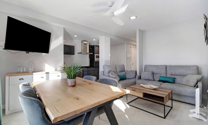 Valdelagrana Apartamento | Apartamento "Refugio del Mar" con vistas al mar, piscina compartida y Wi-Fi