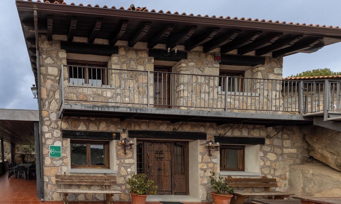Fresnedillas de la Oliva Apartamento | Apartamento 'Casa Baja' con piscina compartida, terraza privada y Wi-Fi