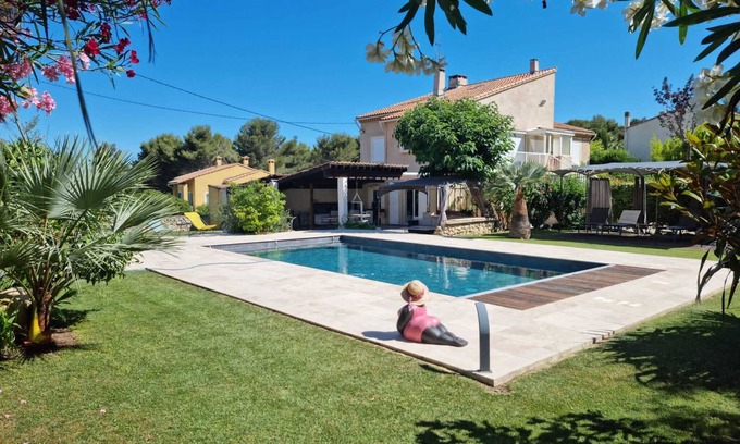 Saint-Mitre-les-Remparts Apartamento | Apartment - top of villa, located on 1st floor,
