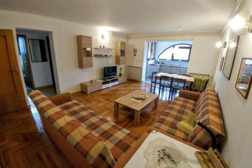 Stinjan Apartamento | Apartman 100m2, full opremljen, privatni parking.