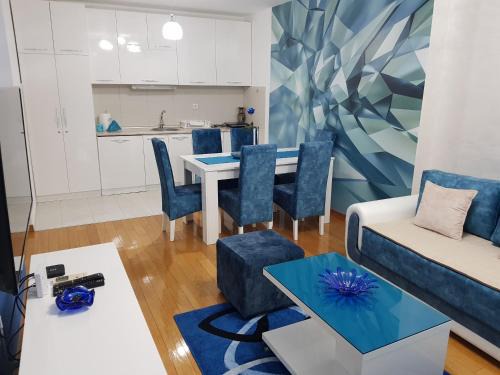 Kraljevo Apartamento | Apartman KEJ BLUE free parking