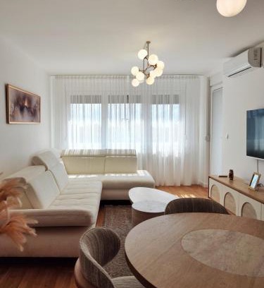 Petrovaradin Apartamento | Apartman Raj
