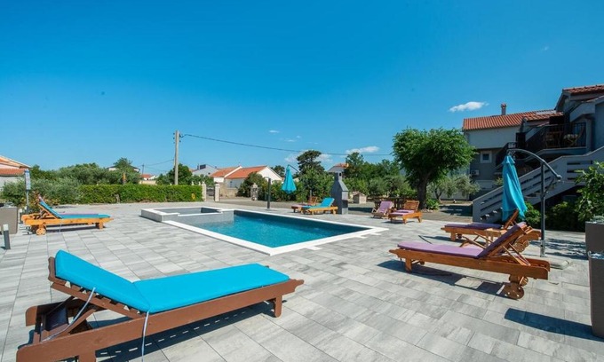 Privlaka Apartamento | Apartmant Franica with heated pool and jacuzzi