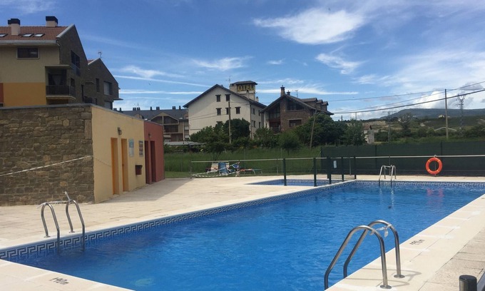Puente la Reina de Jaca Apartamento | Formidable apartamento con piscina. Ideal para familias. Se aceptan animales