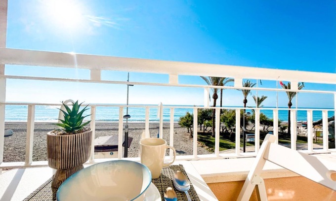 San Luis de Sabinillas Apartamento | Apartamento en 1ª línea de playa de Sabinillas con vistas al mar