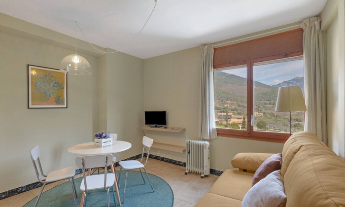 Sant Llorenc de Morunys Apartamento | Apartamento 'Vall' con vistas a la montaña, jardín compartido y Wi-Fi