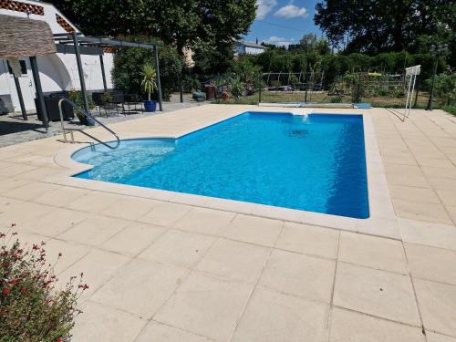 Saint-Hilaire-de-Brethmas Apartamento | Apartment with swimming pool, wifi