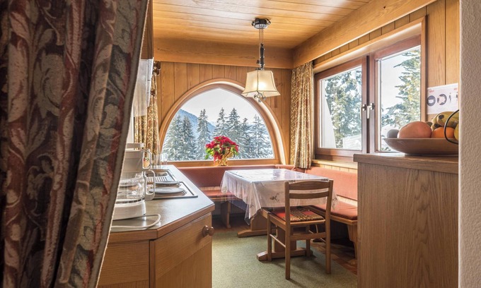 Selva di Val Gardena Apartamento | Apartamento "Kleine Gartenwohnung Haus Forelle" en la ladera con vistas a la montaña