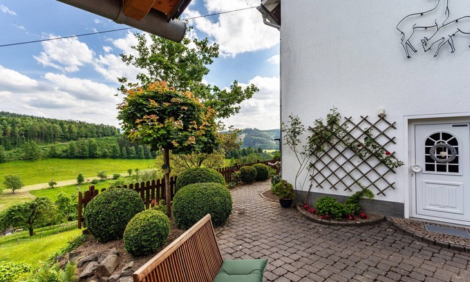 Schmallenberg Apartamento | Apartamento 'Sauerlandblick' con vistas a la montaña, terraza privada y Wi-Fi