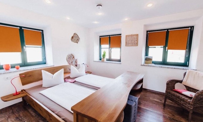 Schwarzach b. Nabburg Apartamento | Apartamento amueblado con maderas locales (41 m²) con balcón.