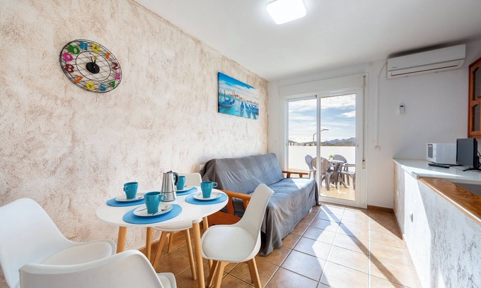 El Pozo de los Frailes Apartamento | Apartamento 'Maracas 2' con vistas a la montaña, terraza privada y aire acondicionado.