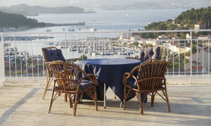 Saint-Mandrier-sur-Mer Apartamento | Apartamento con gran terraza panorámica, piscina y tenis en el complejo residencial.