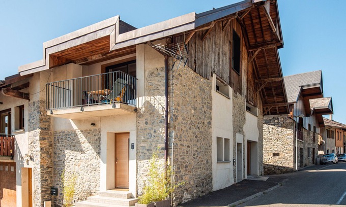 Saint-Pierre-d'Albigny Apartamento | Apartamento 'Chez Flo - Clim Parking - Clg' con vistas a la montaña y aire acondicionado