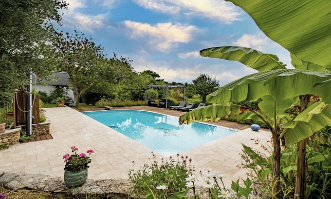 Saint-Romain-la-Virvee Apartamento | Apartamento 'L'orée Des Vignes' con piscina compartida, terraza privada y Wi-Fi