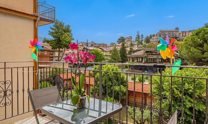 Francavilla di Sicilia Apartamento | Apartamento 'La Casa Vacanza Di Jano' con vistas a la montaña y balcón