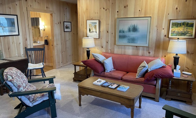 Stonington Apartamento | Apartment 3 in Merchants Row Building in downtown Stonington.