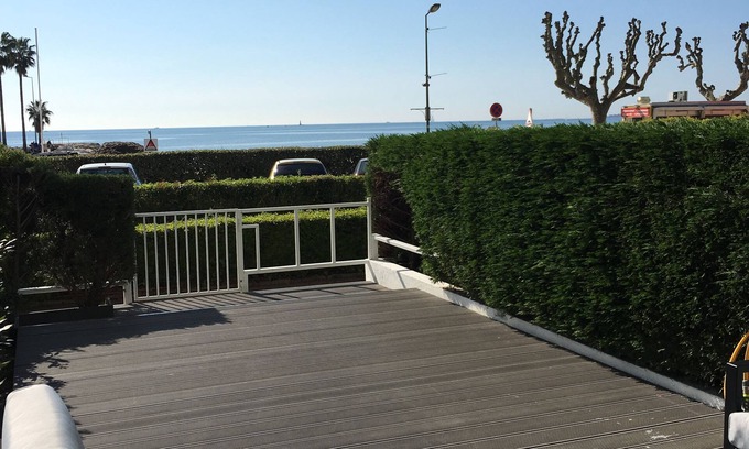 Golfe Juan Apartamento | Apartamento 34 m² habitación cabina GOLFE JUAN Nivel jardín Terraza frente al mar