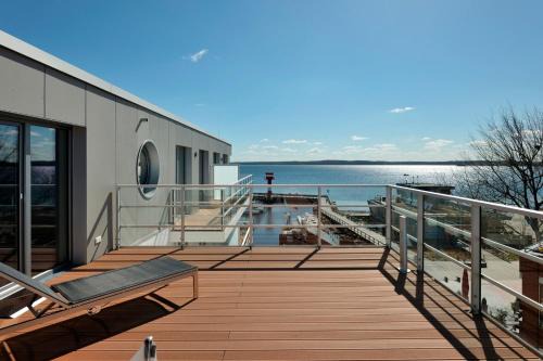 Eckernfoerde Apartamento | Apartment 37 "Sonnendeck", Blickrichtung von der Terrasse auf das Offenes Meer, Strand, Innenstadt