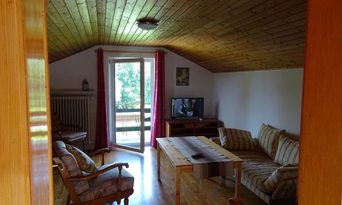 Gollenshausen a.Chiemsee Apartamento | Apartamento 3 a - 2. Piso, ático de 50 m² - balcón con sol de mañana, vista al lago / montaña