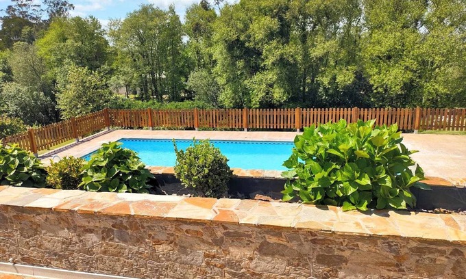 Serantes Apartamento | Apartamento 5:Diseño moderno, con piscina y jardín