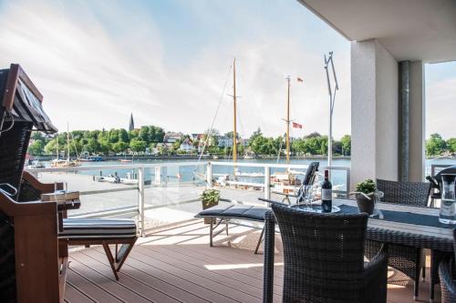 Eckernfoerde Apartamento | Apartment 9 "Am alten Leuchtturm", Blickrichtung Innenstadt, Binnenhafen West, seitlicher Meerblick, Hafenspitze
