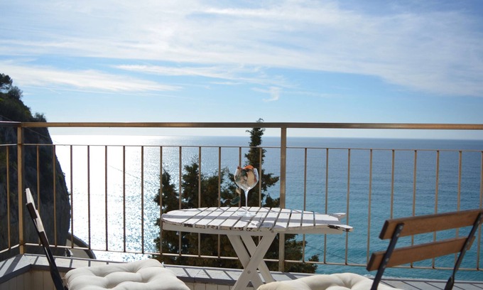 Finale Ligure Apartamento | Apartamento con maravillosas vistas al mar.