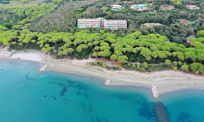 Punta Ala Apartamento | Apartamento a pocos metros de la playa, rodeado de vegetación.