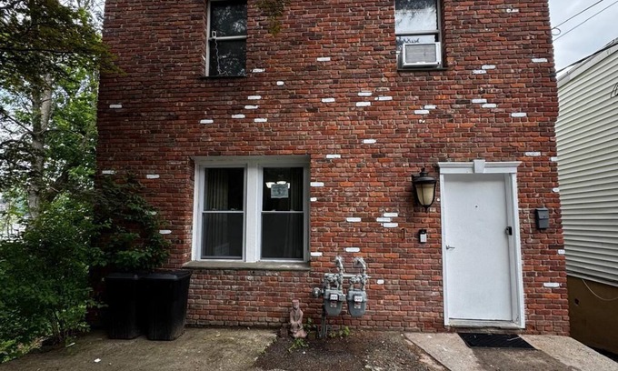 Northwest Yonkers Apartamento | Charming trail beside the house — ideal for biking, skating, and nature lovers.